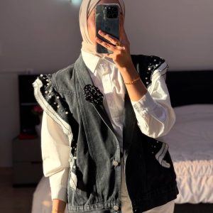 سترة جينز سوداء اللون مع زخرفه وتطريزات
