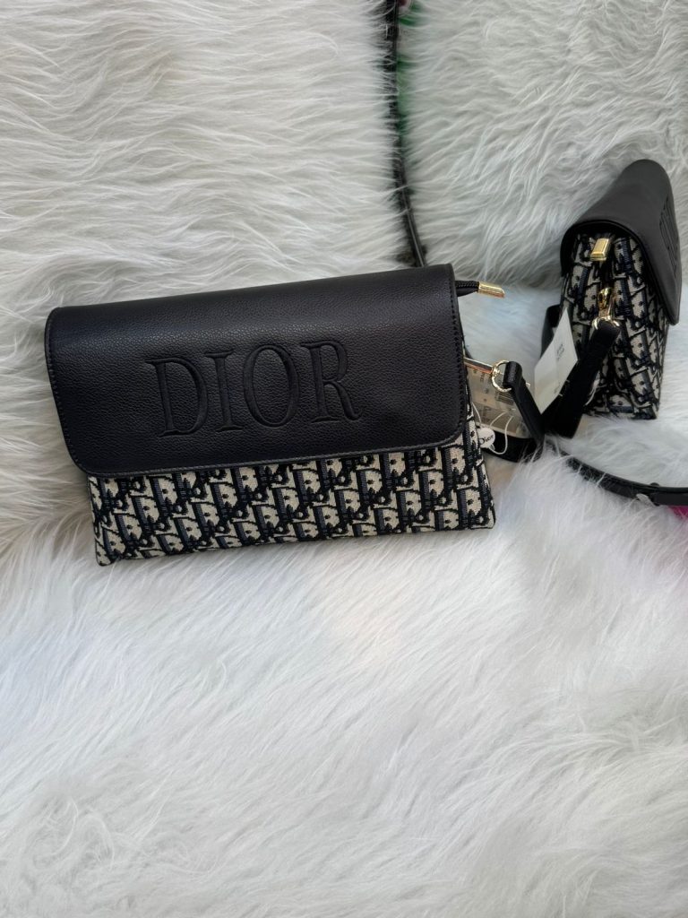 ⁦حقيبة يد/كتف نسائية. ماركة DIOR⁩ - الصورة ⁦2⁩