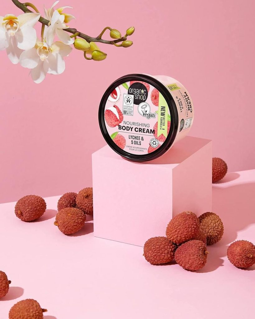 ⁦مقشرات للجسم من Organic Shop، وهي تحتوي على مكونات طبيعية وتقدم فوائد مختلفة للبشرة⁩ - الصورة ⁦6⁩