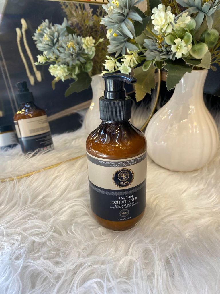 بلسم (Conditioner) يُستخدم لتركه على الشعر دون شطف