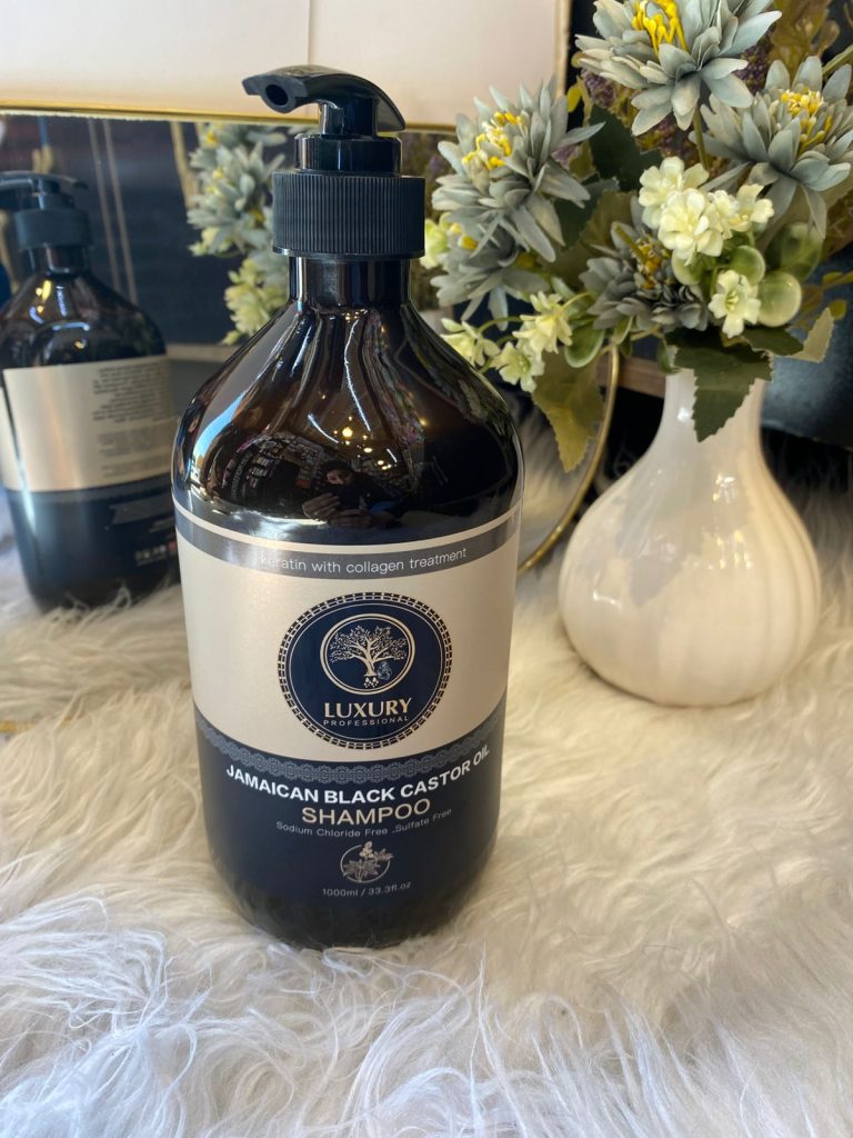 شامبو "Jamaican Black Castor Oil" من ماركة Luxury Professional.