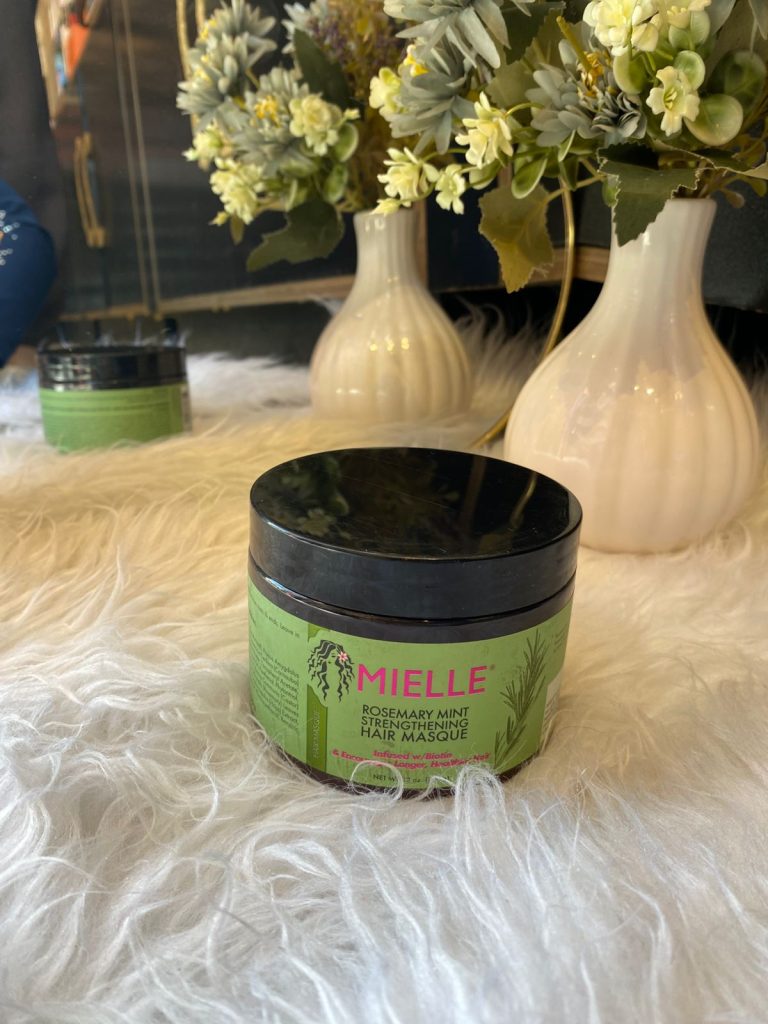 "Mielle Rosemary Mint Strengthening Hair Masque"، وهو ماسك للشعر يعزز قوته ويرطب الشعر.