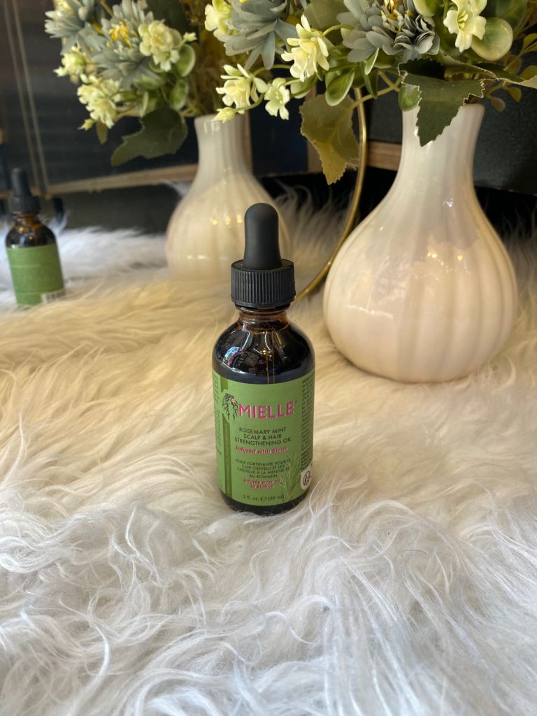 زيت الشعر "Mielle Rosemary Mint Scalp & Hair Oil" المخصص لتعزيز صحة فروة الرأس والشعر.