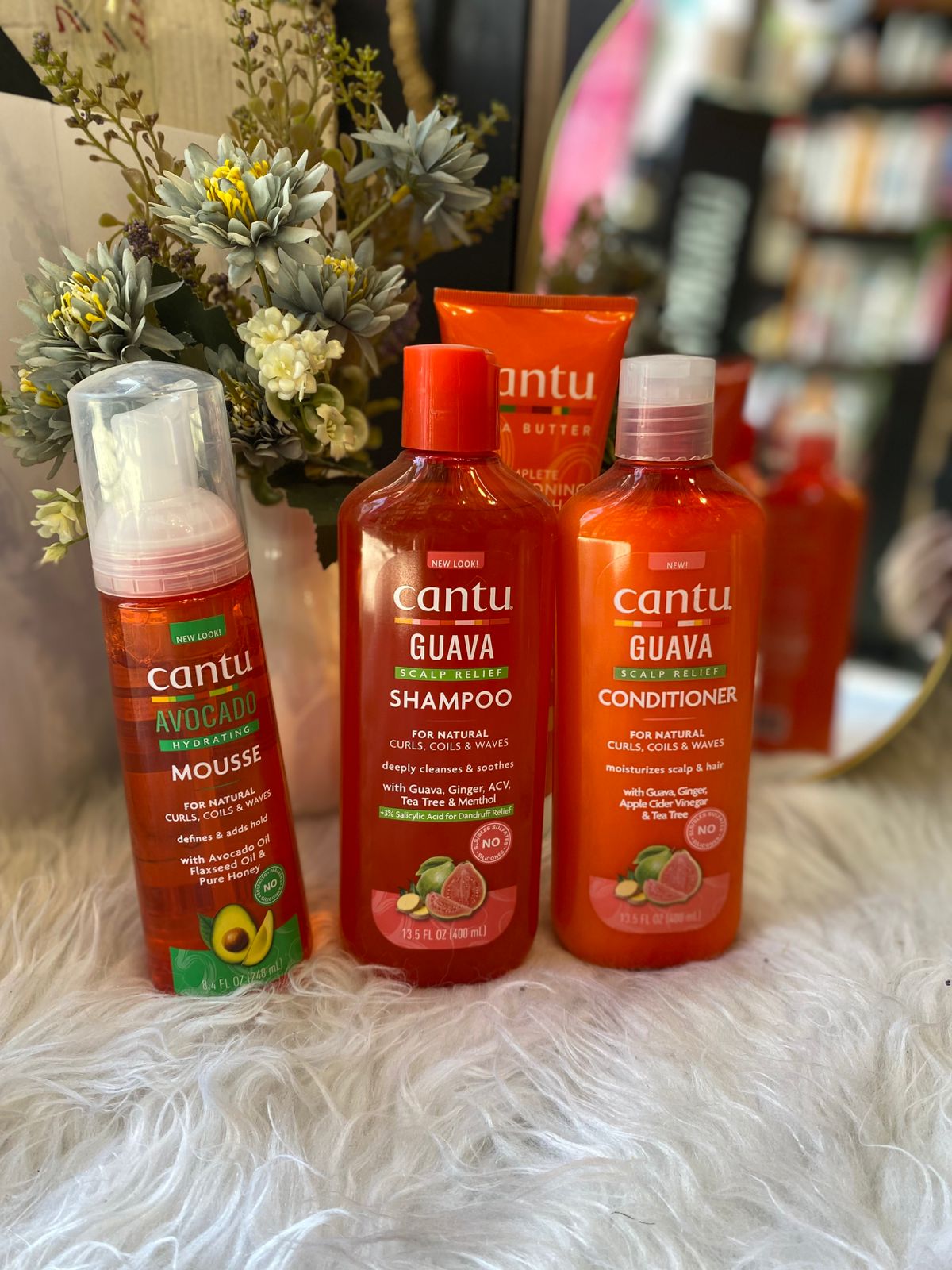 منتجات من ماركة "Cantu"، وهي شامبو، بلسم، وكريم موس.