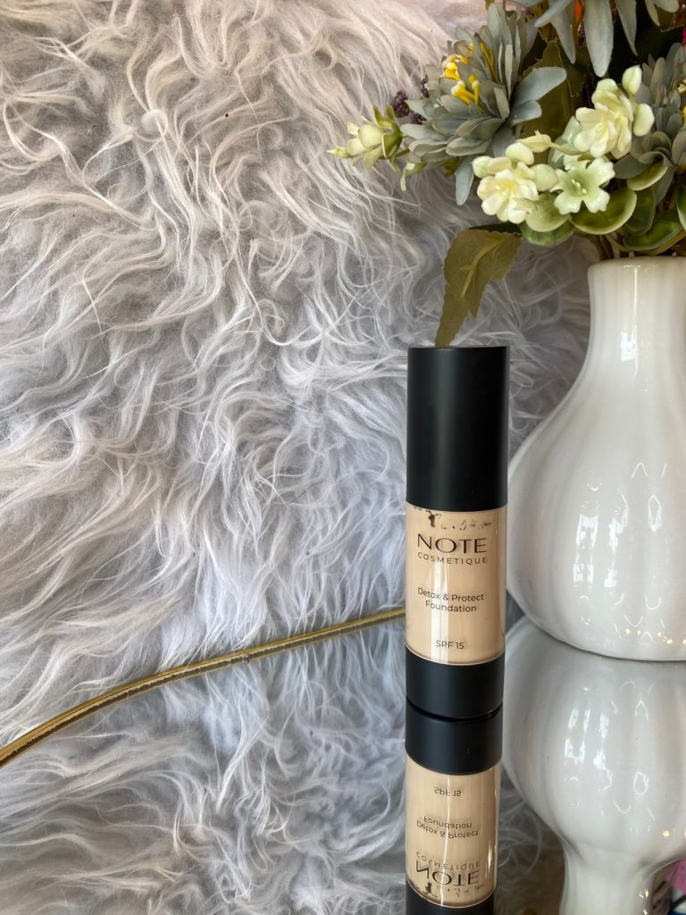 "Note Cosmetique Detox & Protect Foundation" مع SPF 15.