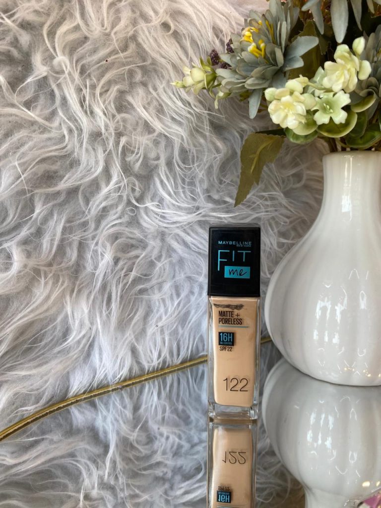 منتج Maybelline Fit Me Matte + Poreless Foundation هو أساس مكياج يمنحك لمسة نهائية غير لامعة ومثالية للبشرة الدهنية والمختلطة.