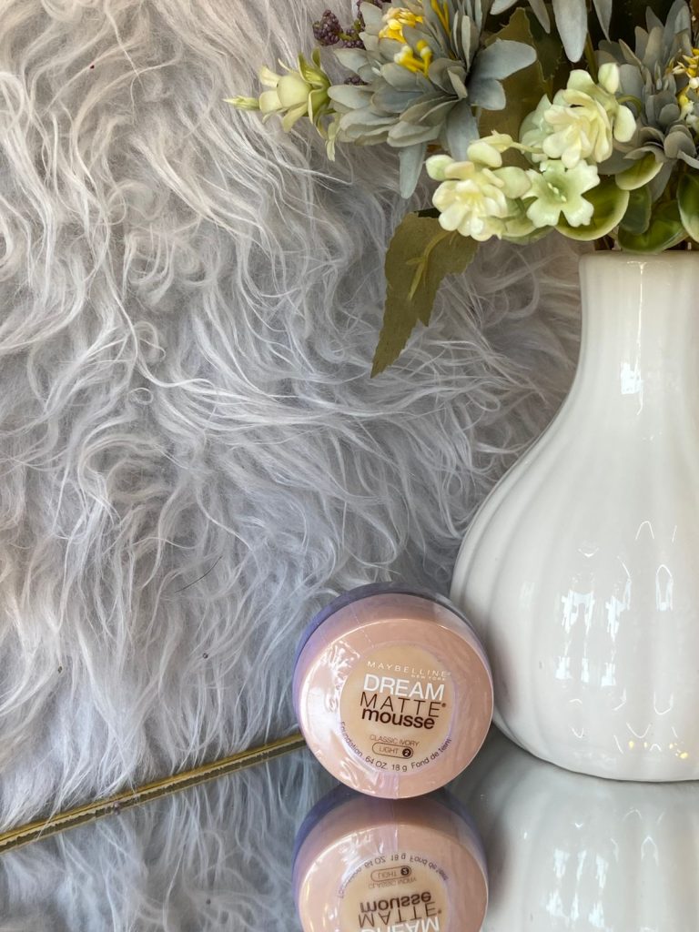 Maybelline Dream Matte Mousse وهو نوع من كريم الأساس (الفاونديشن)
