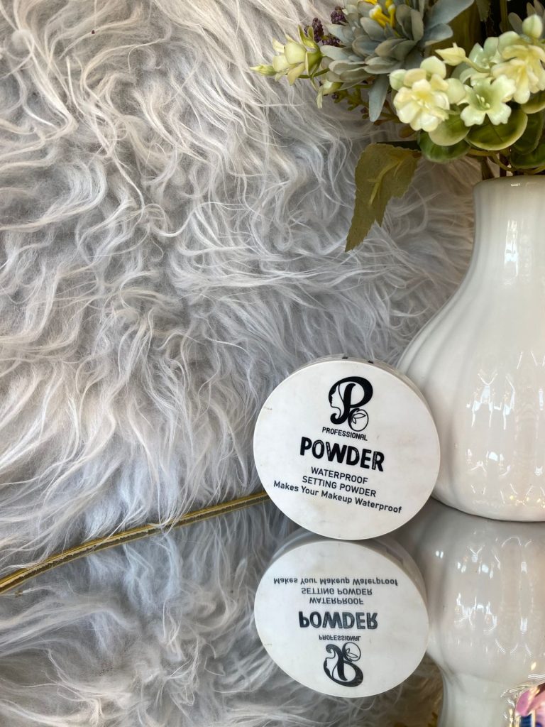 بودرة تثبيت" (Setting Powder) وهي منتج تجميل يستخدم لتثبيت المكياج ومنع تحركه.