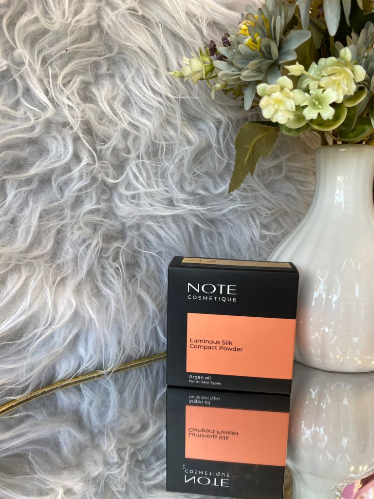 بودرة مضغوطة لامعة من نوت Cosmetique (Note Luminous Silk Compact Powder) ويحتوي على زيت الأركان.
