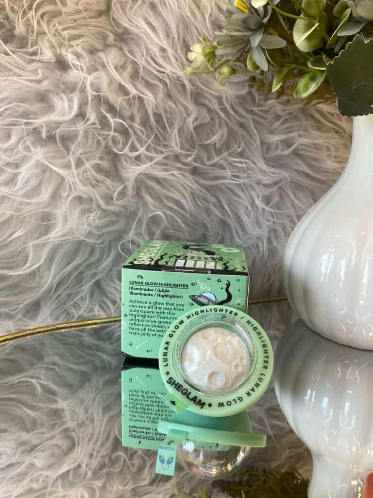⁦"Sheglam Lunar Glow Highlighter"، وهو هايلايتر مضيء.⁩ - الصورة ⁦3⁩