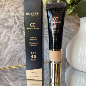 خوذة كريم أساس طبيعي بواقي شمس SPF 45 من شركة الألق للتسويق الإلكتروني.