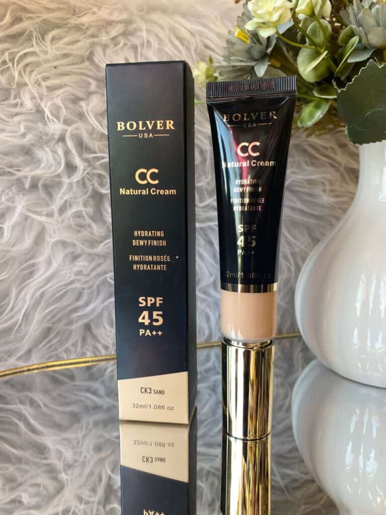 خوذة كريم أساس طبيعي بواقي شمس SPF 45 من شركة الألق للتسويق الإلكتروني.