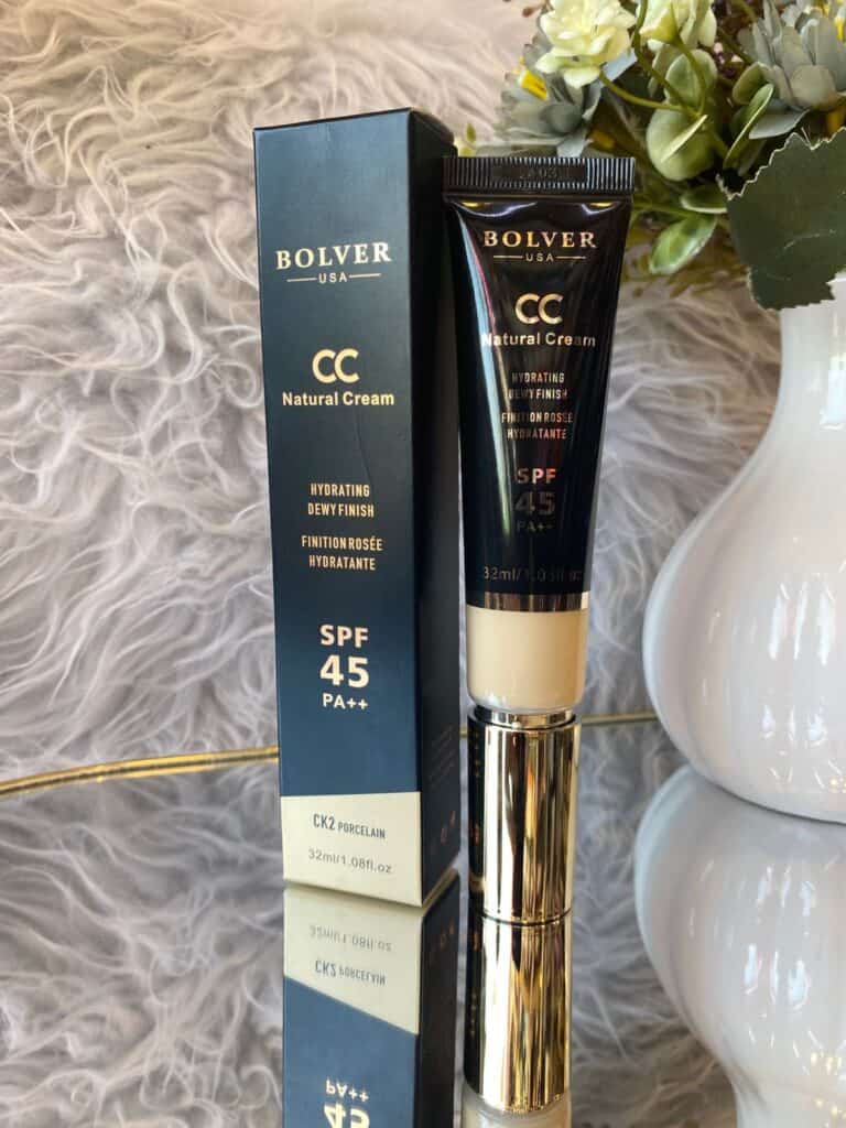مستحضر كريم أساس طبيعي من بولفر للترطيب والتثبيت مع حماية SPF 45.