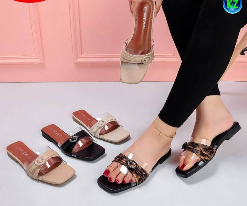 نعل مسطحة نسائية أنيقة بكعب منخفض وتصميم مناسب للارتداء اليومي.