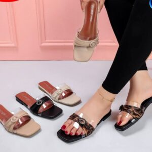 نعل مسطحة نسائية أنيقة بكعب منخفض وتصميم مناسب للارتداء اليومي.